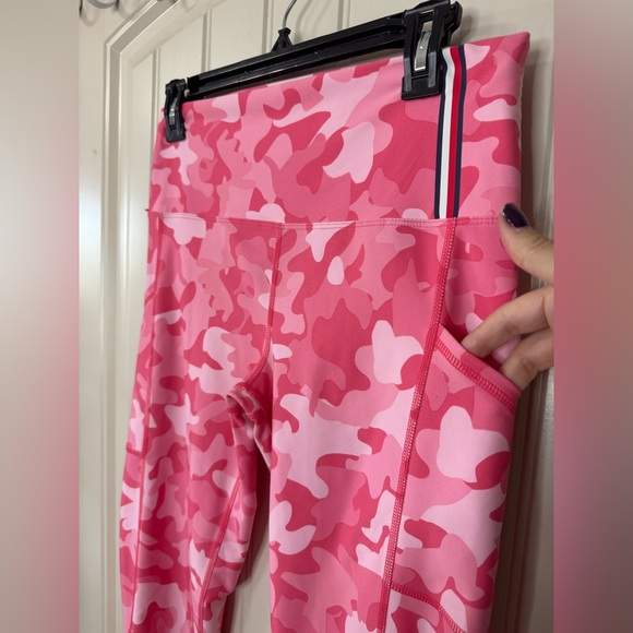 2/for $20 🪩 TOMMY HILFIGER Pink Camo Athletic High-Waist Leggings (Size Medium) - Picture 4 of 11